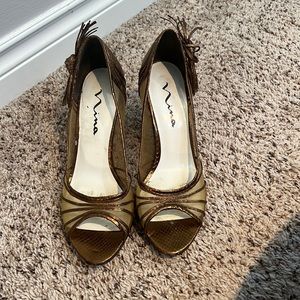 Nina gold heels in size 9